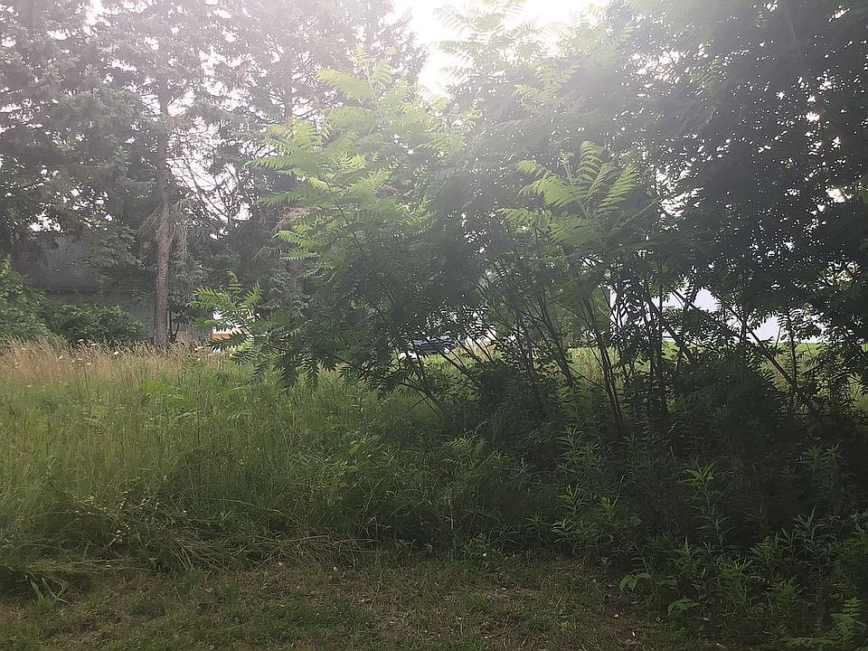 2nd image of E E 26th St
