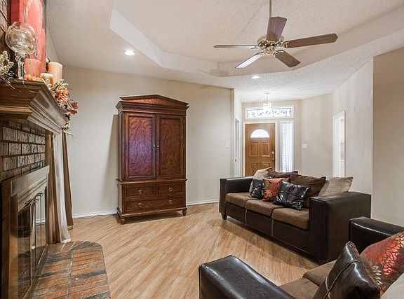 5th image of 830 Robin Meadow Dr