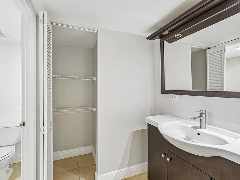 The Oaks Condominium — Photo 36