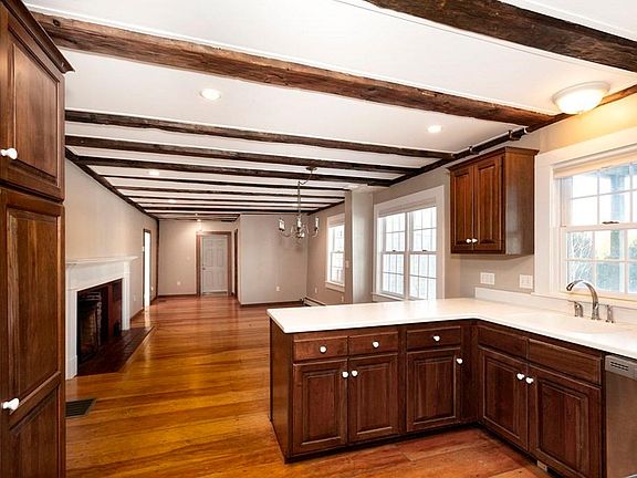 4th image of 463 Beechwood St #A