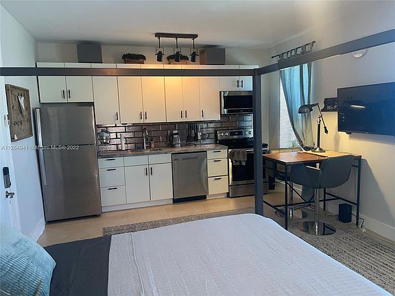 3rd image of 1618 Michigan Ave APT 33