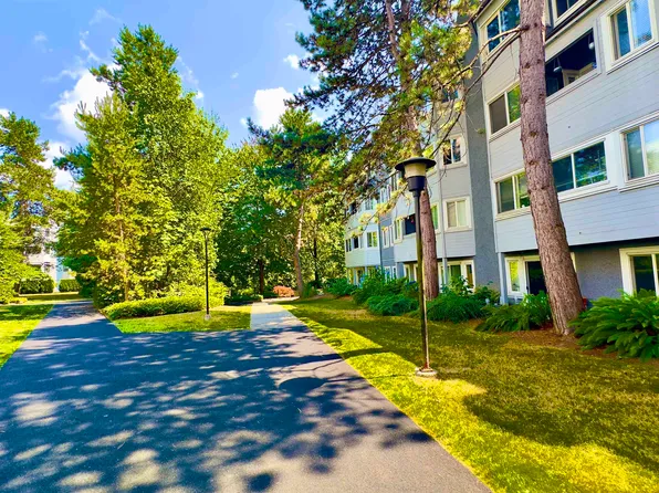 9890 Manchester Dr #303, Burnaby, BC V3N 4R4