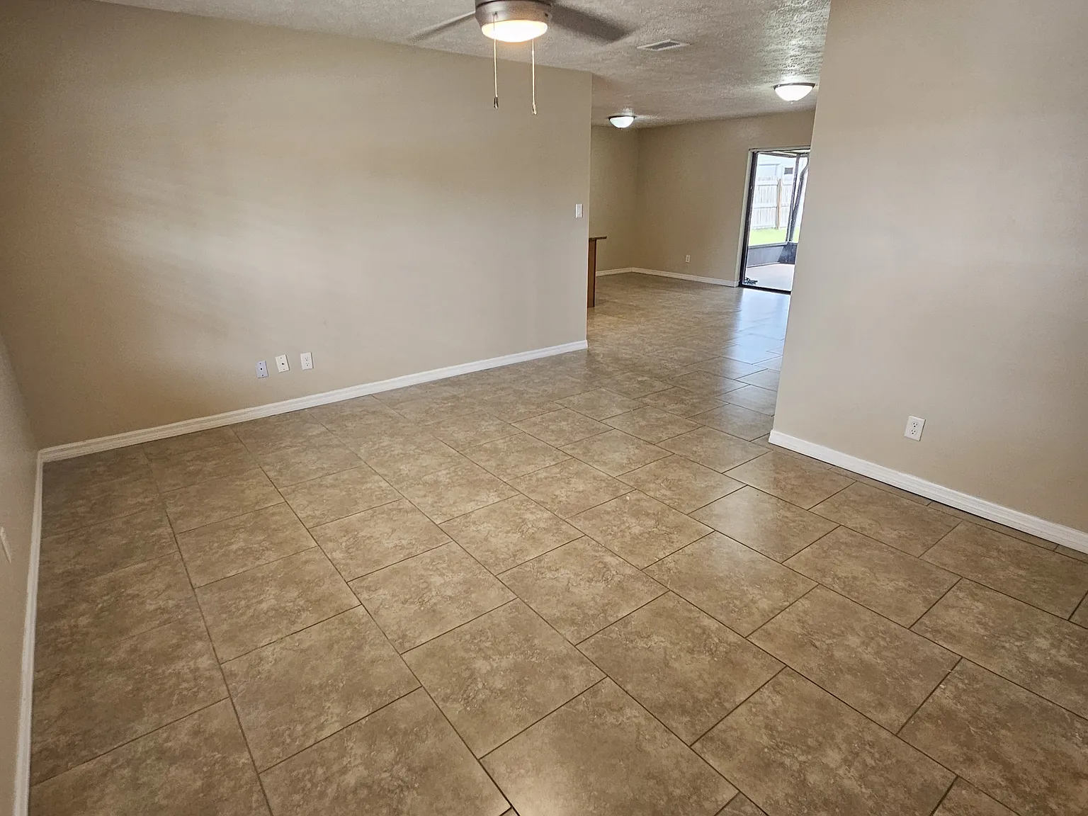 3 bed, 1272 sqft, $2,200 — Photo 3