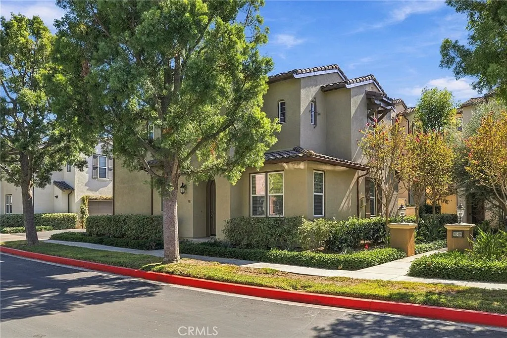 3 bed, 2.5 bath, 1869 sqft, $4,800 — Photo 3
