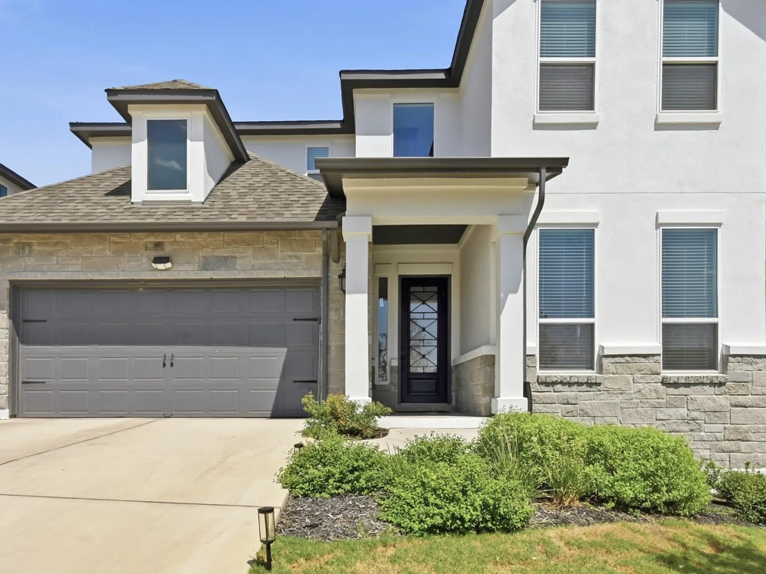 4 bed, 4.5 bath, 3350 sqft, $2,995 — Photo 2