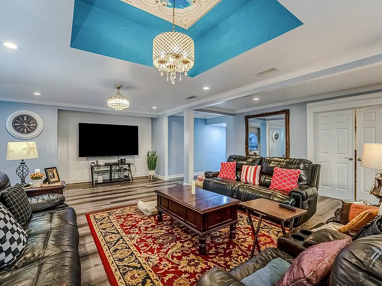 301 N Thomson Ave — Photo 6