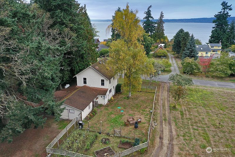2nd image of 321 Edgecliff Drive