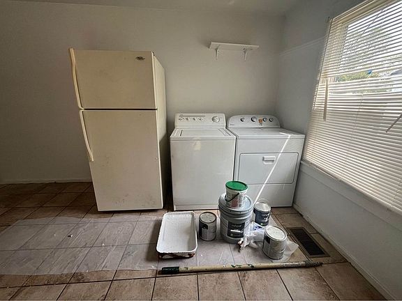 4th image of 218 Queen Ave