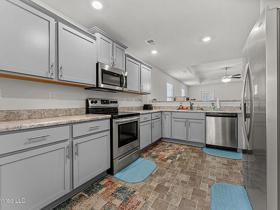 4th image of 8356 Park Pike Dr