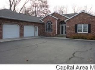 2210 Northshire Rd, Taylorville, IL 62568