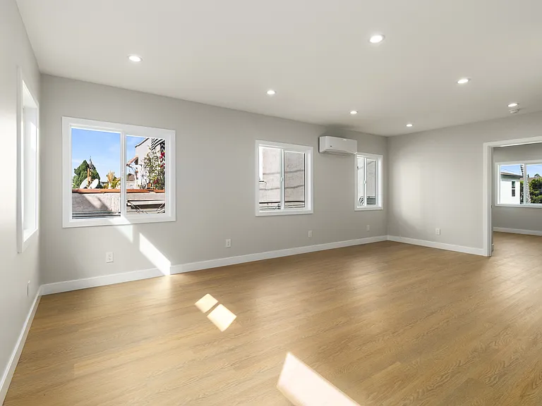 1827 E 4th St #18 — Photo 34