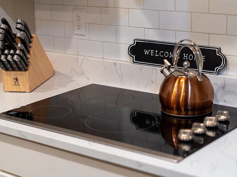 Whip up a delicious home-cooked meal on our modern, easy-to-clean glass electric cooktop.