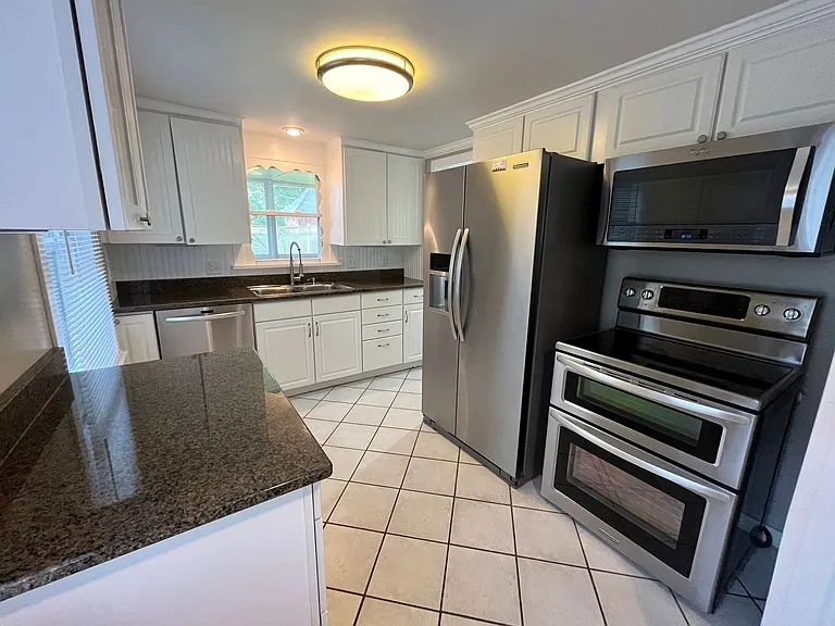910 Court St — Photo 4