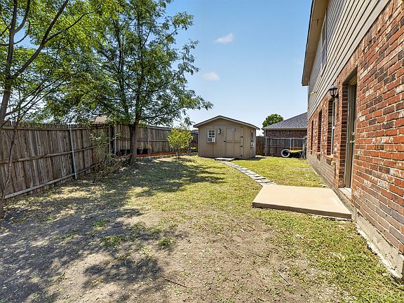 4th image of 2710 Old Farm Dr