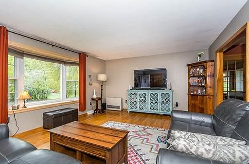 2nd image of 14 Crestshire Ln