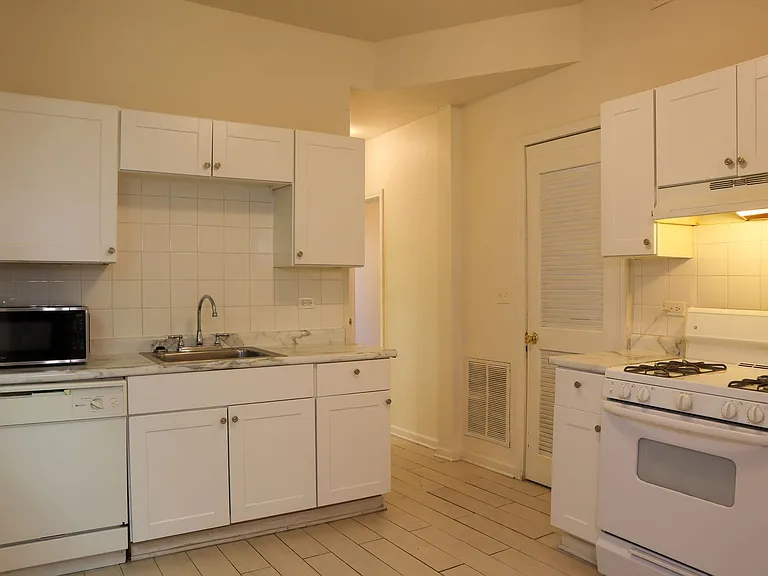 905 S Claremont Ave — Photo 18