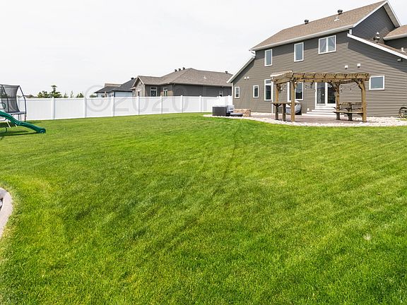 2nd image of 2626 McLeod Dr E