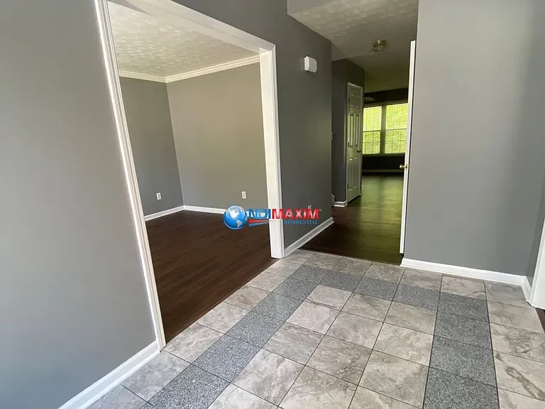 705 Simon Ive Dr — Photo 2