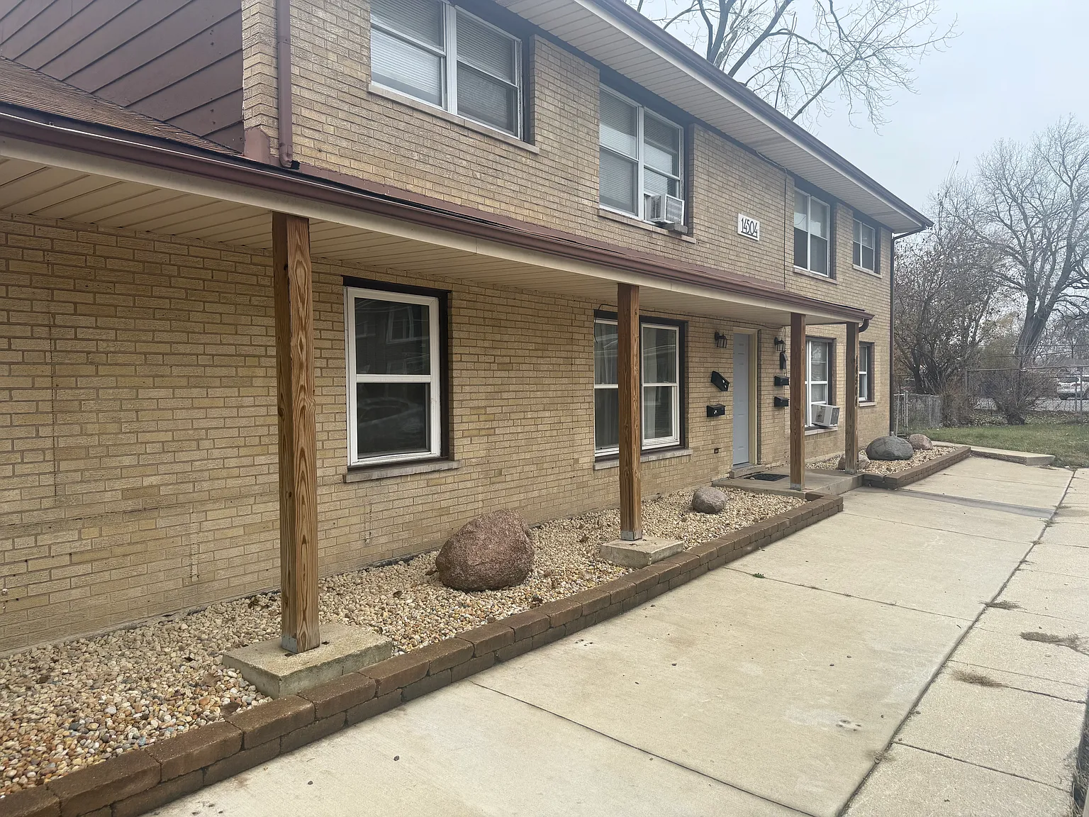 3 bed, 1.5 bath, 1000 sqft, $2,300 — Photo 1