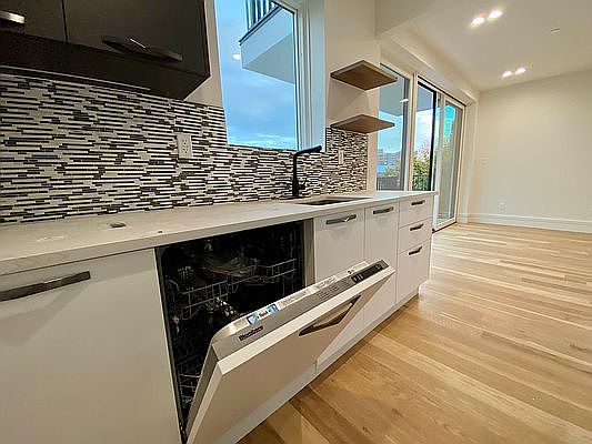 5th image of 1055 Jefferson Ave #3C