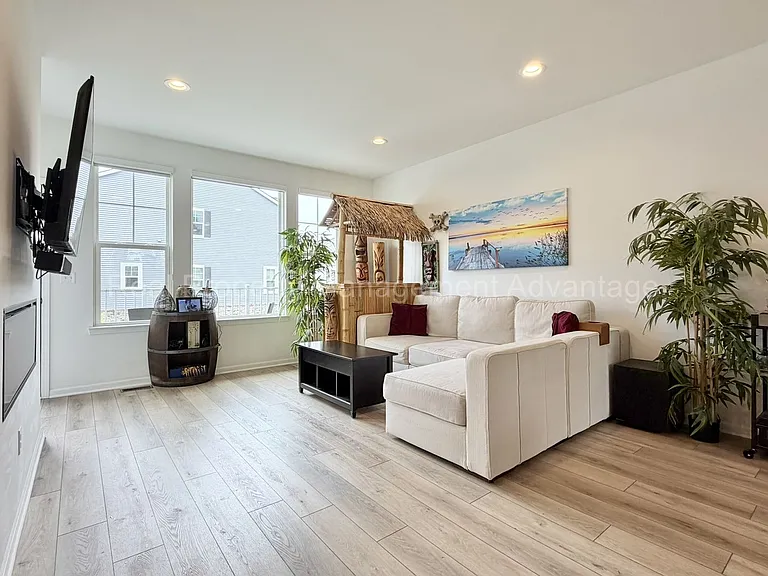 547 Parkside Way — Photo 8