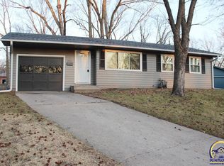 2916 SW Sunnymede Ct, Topeka, KS 66611