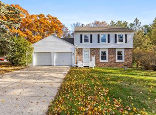 15467 Wisteria Ln, Spring Lake, MI 49456