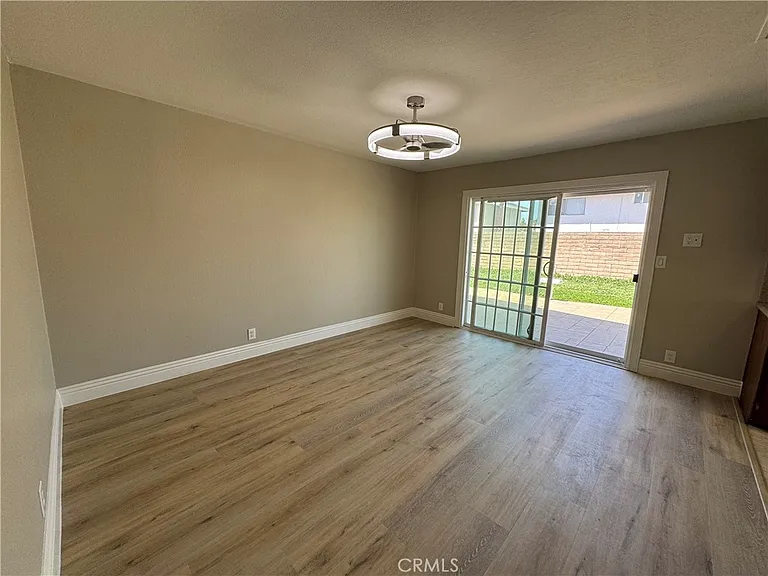 4037 S Ellesford Ave — Photo 16