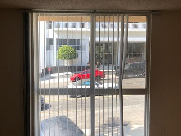 3rd image of 1000 N Doheny Dr APT 107
