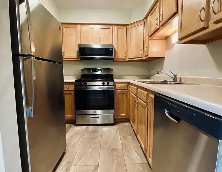 202 S Walton St #R-2B — Photo 3