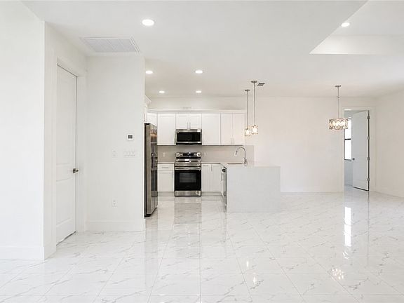 5th image of 147 Pearson St