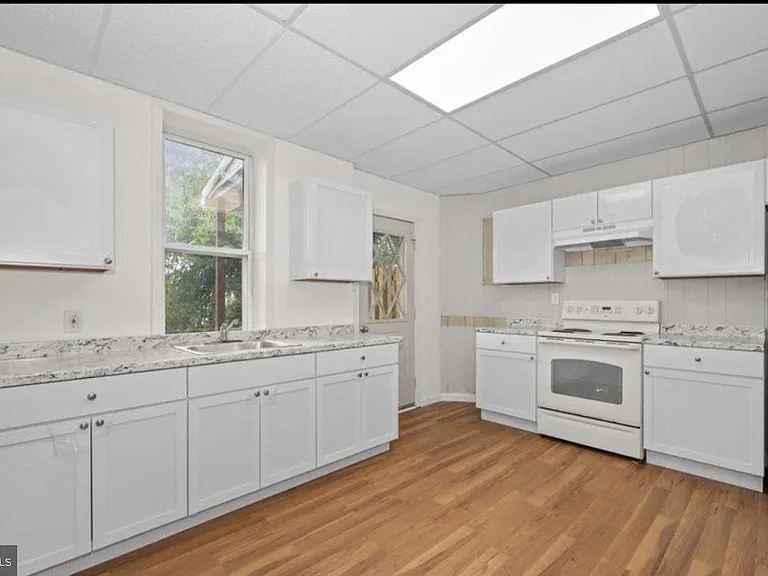 118 Independence St — Photo 2