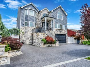 60 W 2nd St, Freeport, NY 11520