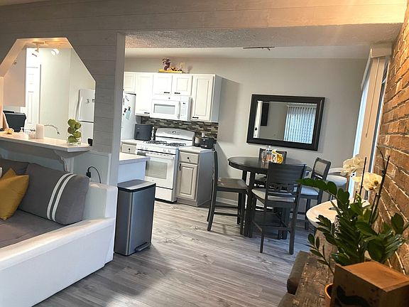 5th image of 24 Waterford Dr