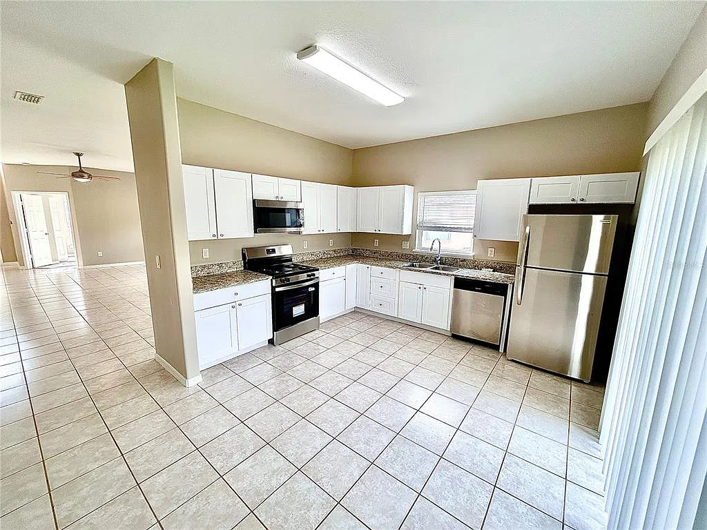 3 bed, 2.0 bath, 1550 sqft, $2,300 — Photo 4