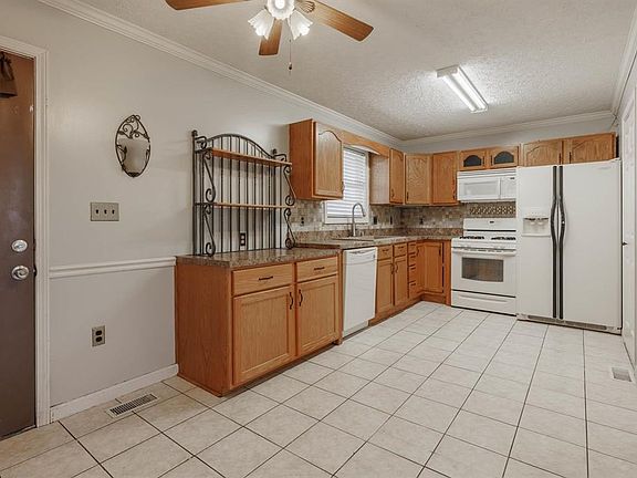 5th image of 400 E Highland Ct