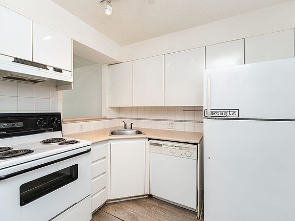 5th image of 888 Pacific St #305