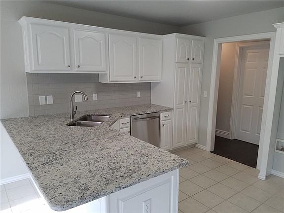 5th image of 702 Baylor St