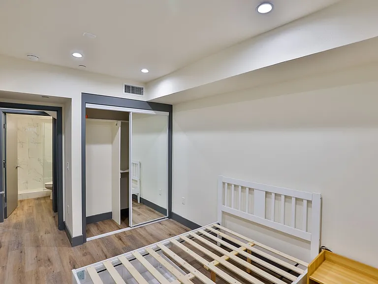 1180 W 37th Pl — Photo 16