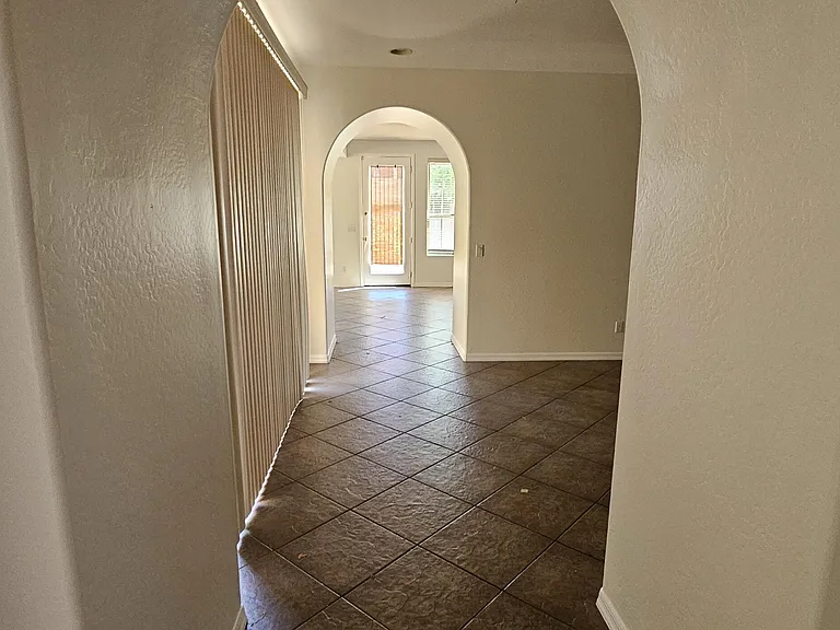 3989 E Hummingbird Ln — Photo 4