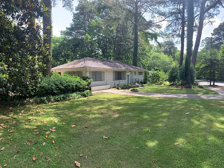 386 Lindbergh Dr NE — Photo 2