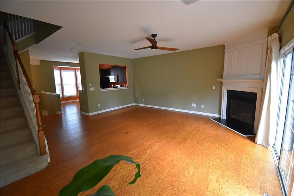 4 bed, 2.5 bath, 1722 sqft, $2,400 — Photo 3