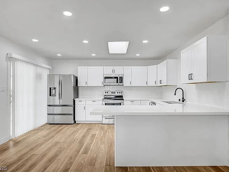 6520 Evergreen Ave — Photo 1