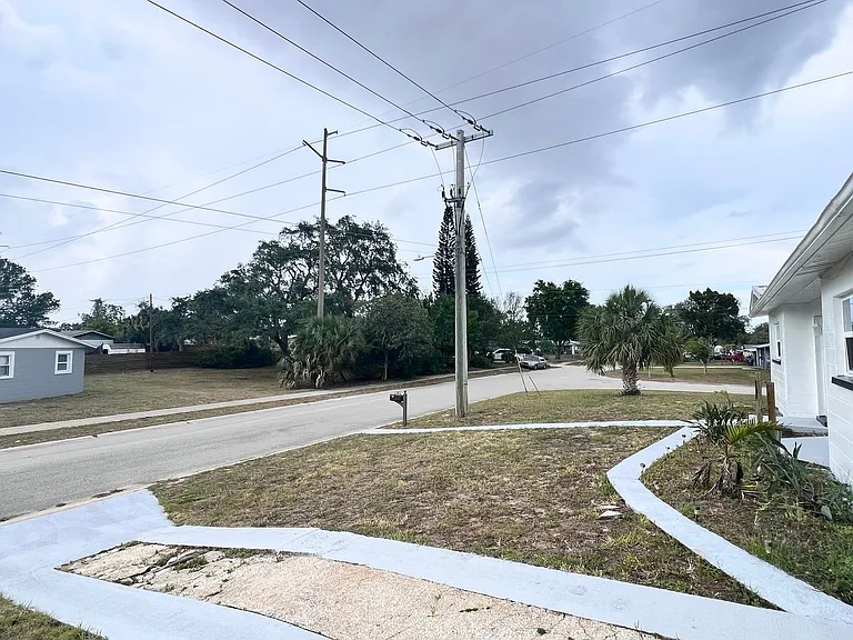 1085 Cleveland St — Photo 4