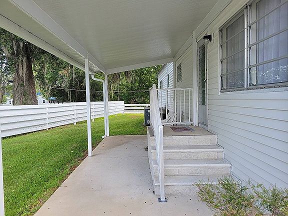 3rd image of 811 E Colonial Cir