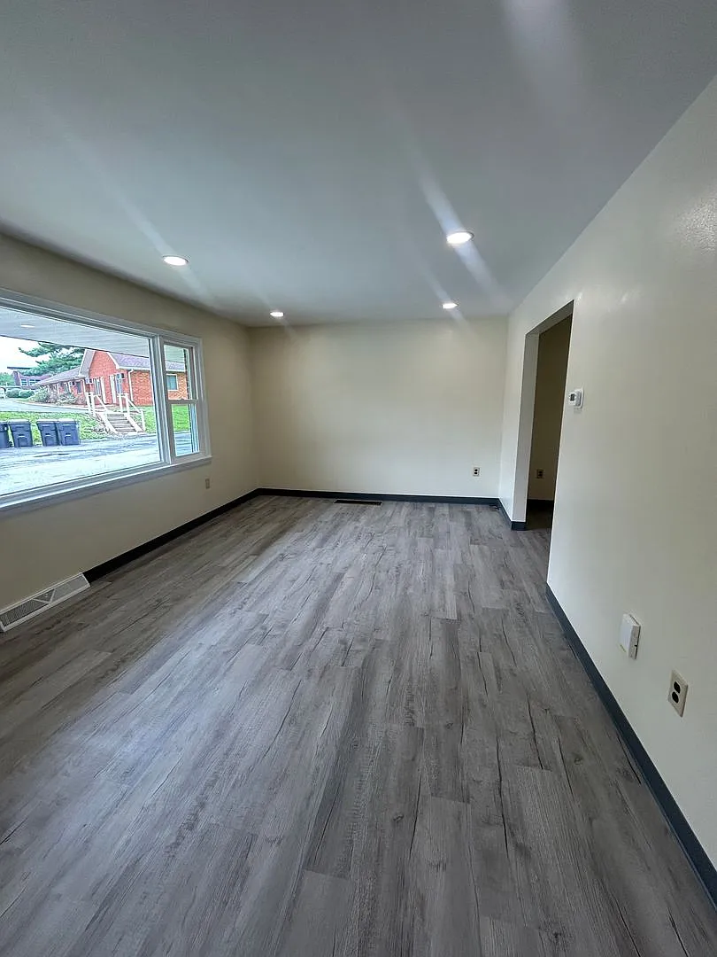 3 bedroom, 1 bath house — Photo 4