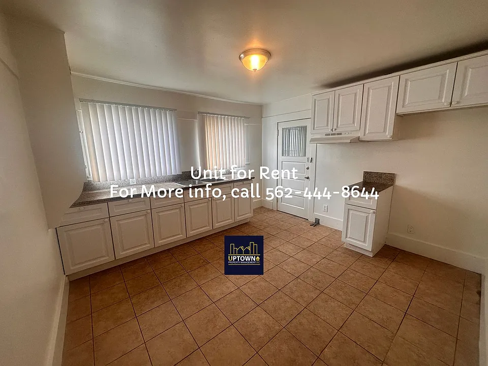 1205 1/2 Tamarind Ave