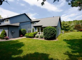 33 Pond Dr E, Rhinebeck, NY 12572