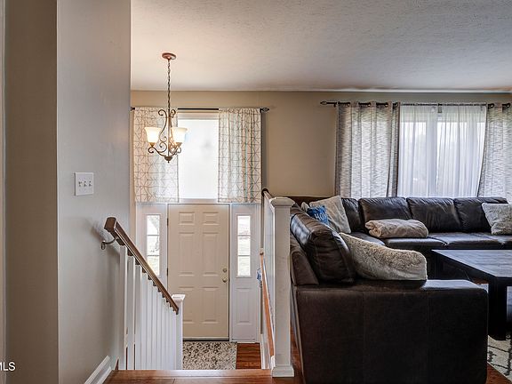 4th image of 160 Coralwood Dr