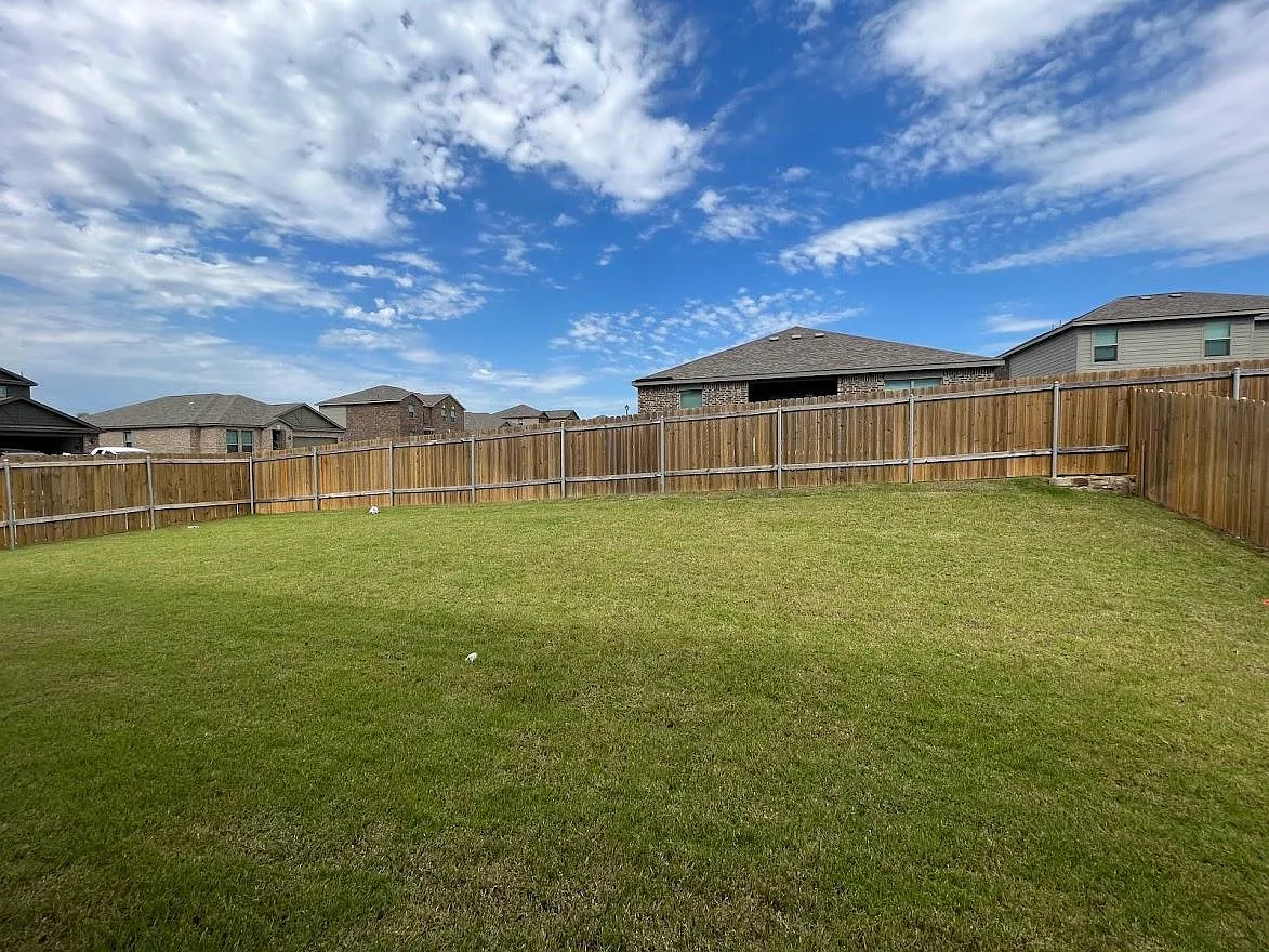 4 bed, 2586 sqft, $2,350 — Photo 3